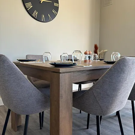 Vaughan's 招待所 *